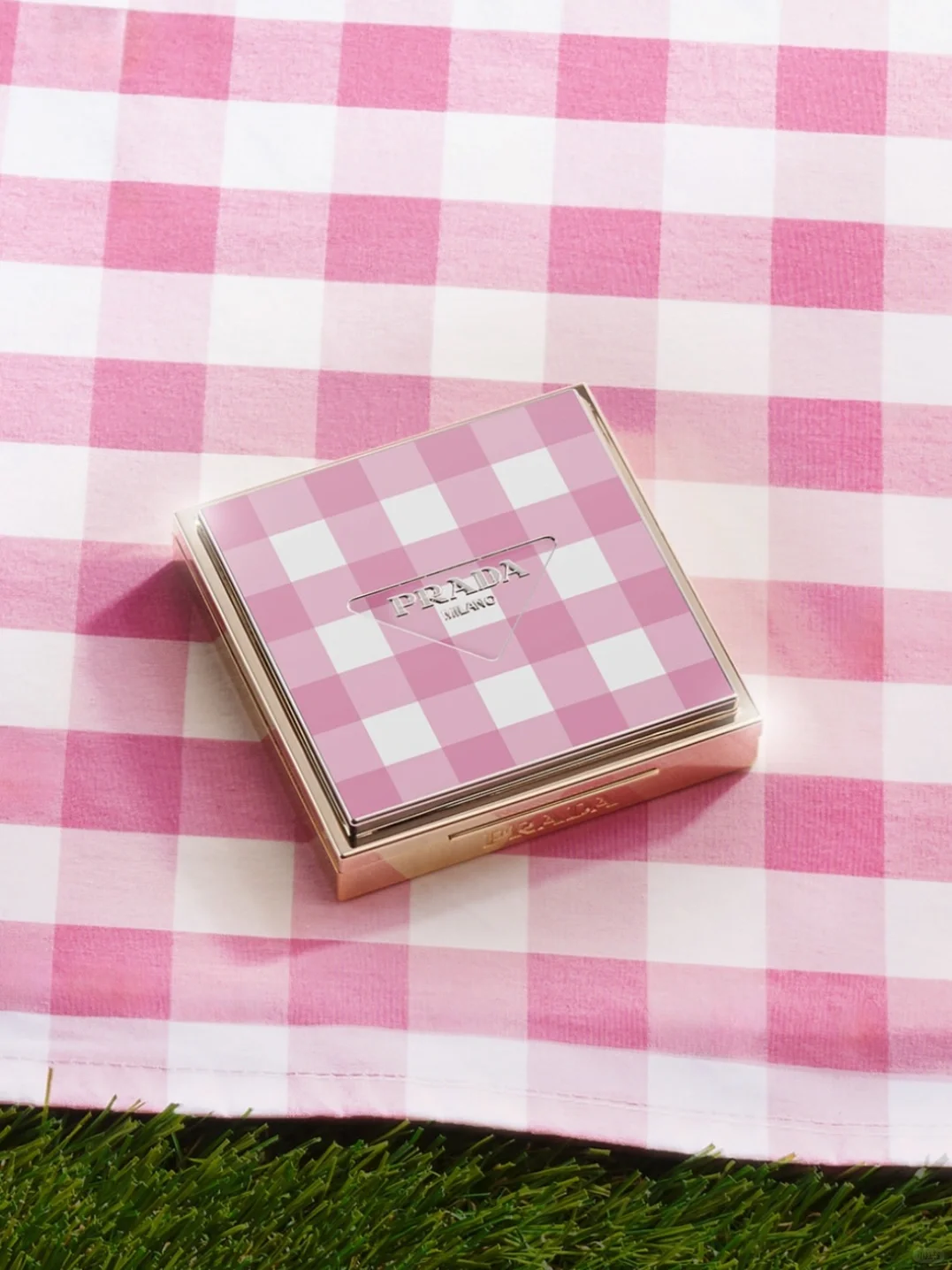 快闪美陈?Prada beauty夏日巡展德国展