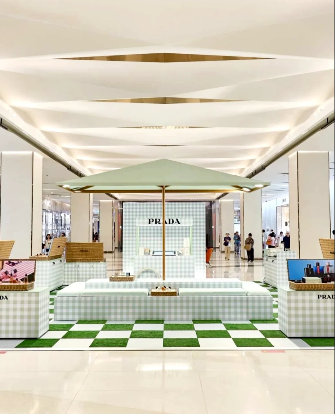 快闪美陈?Prada beauty夏日巡展德国展
