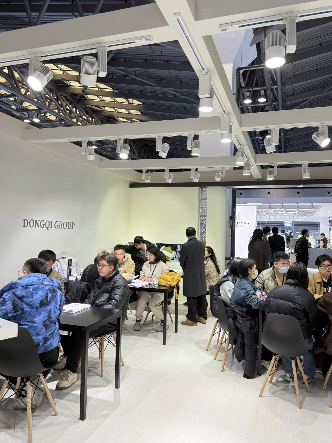 展会第一天，人好多啊...