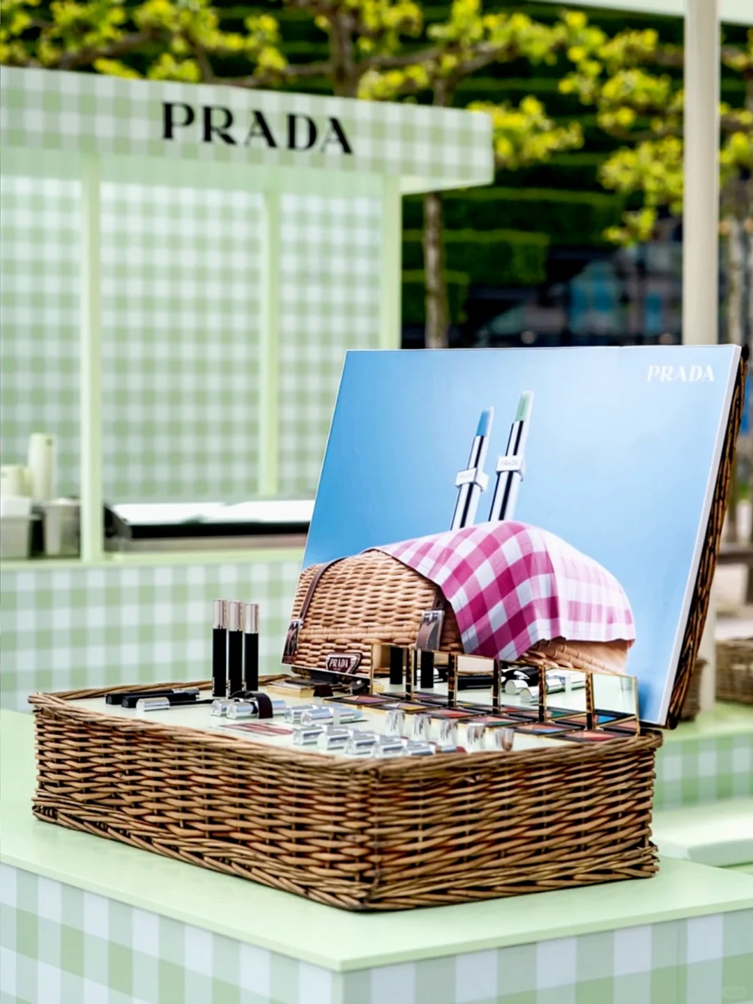 快闪美陈?Prada beauty夏日巡展德国展