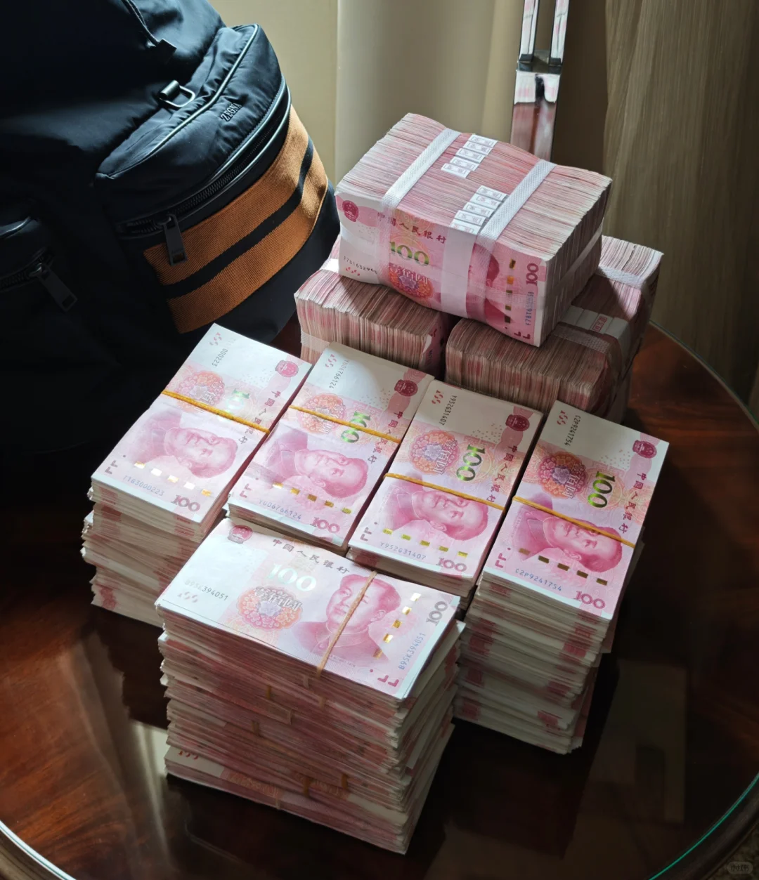 00后女生带着现金勇闯拍卖场！看看能花多少