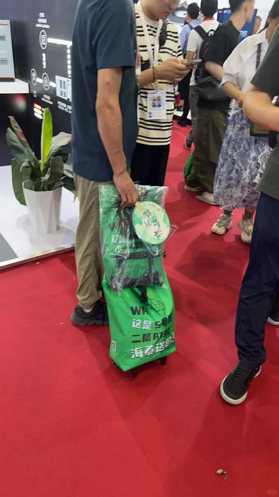 光伏展战果 进去先服务台领护照打卡