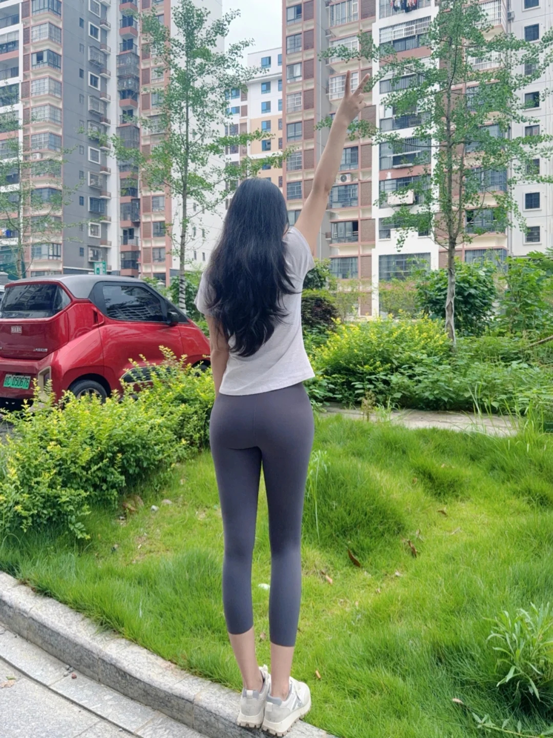 小区散步ootd｜瑜伽裤的松弛感拿捏了