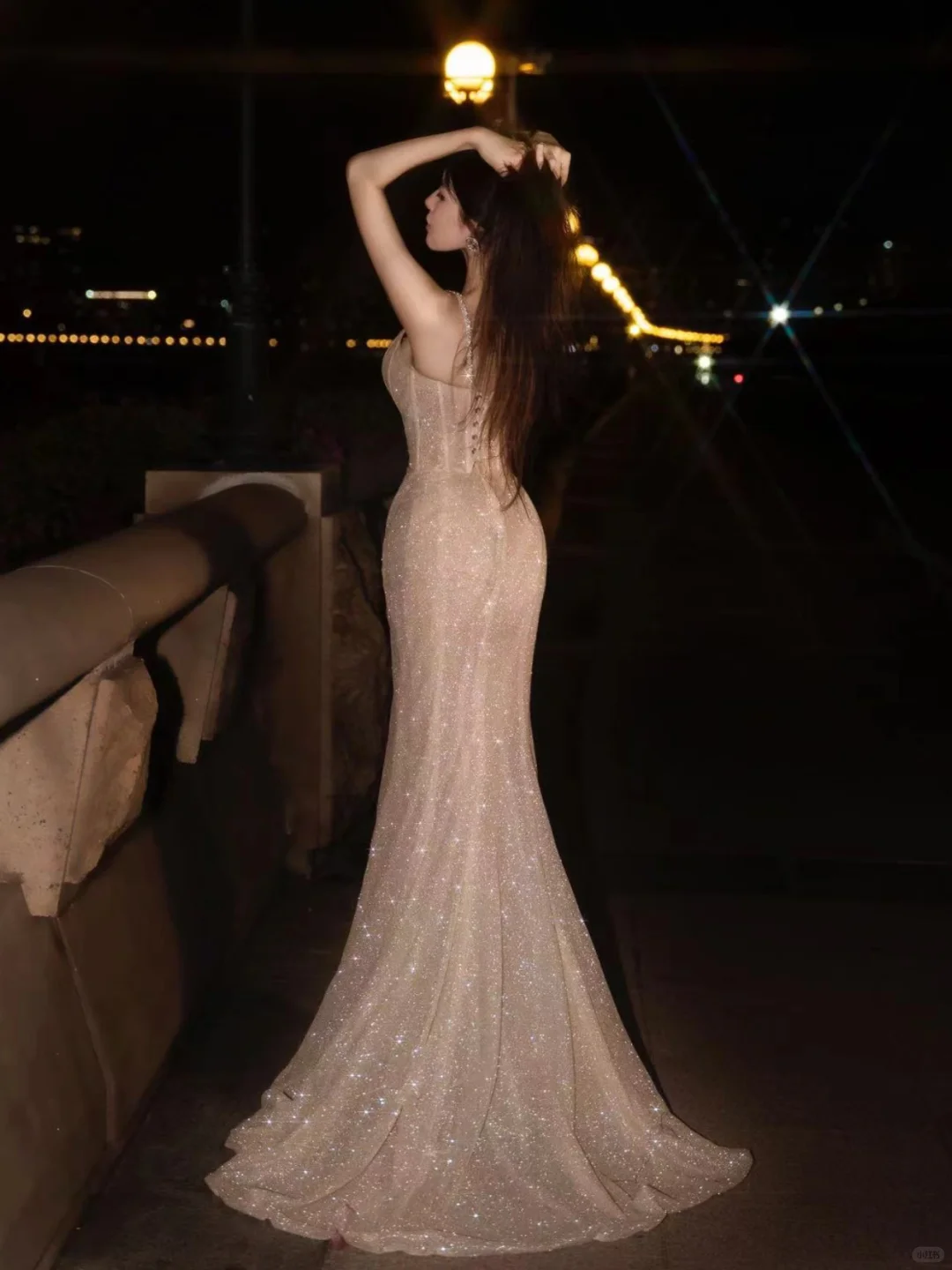 江边的美神降临?吊带blingbling细闪礼服