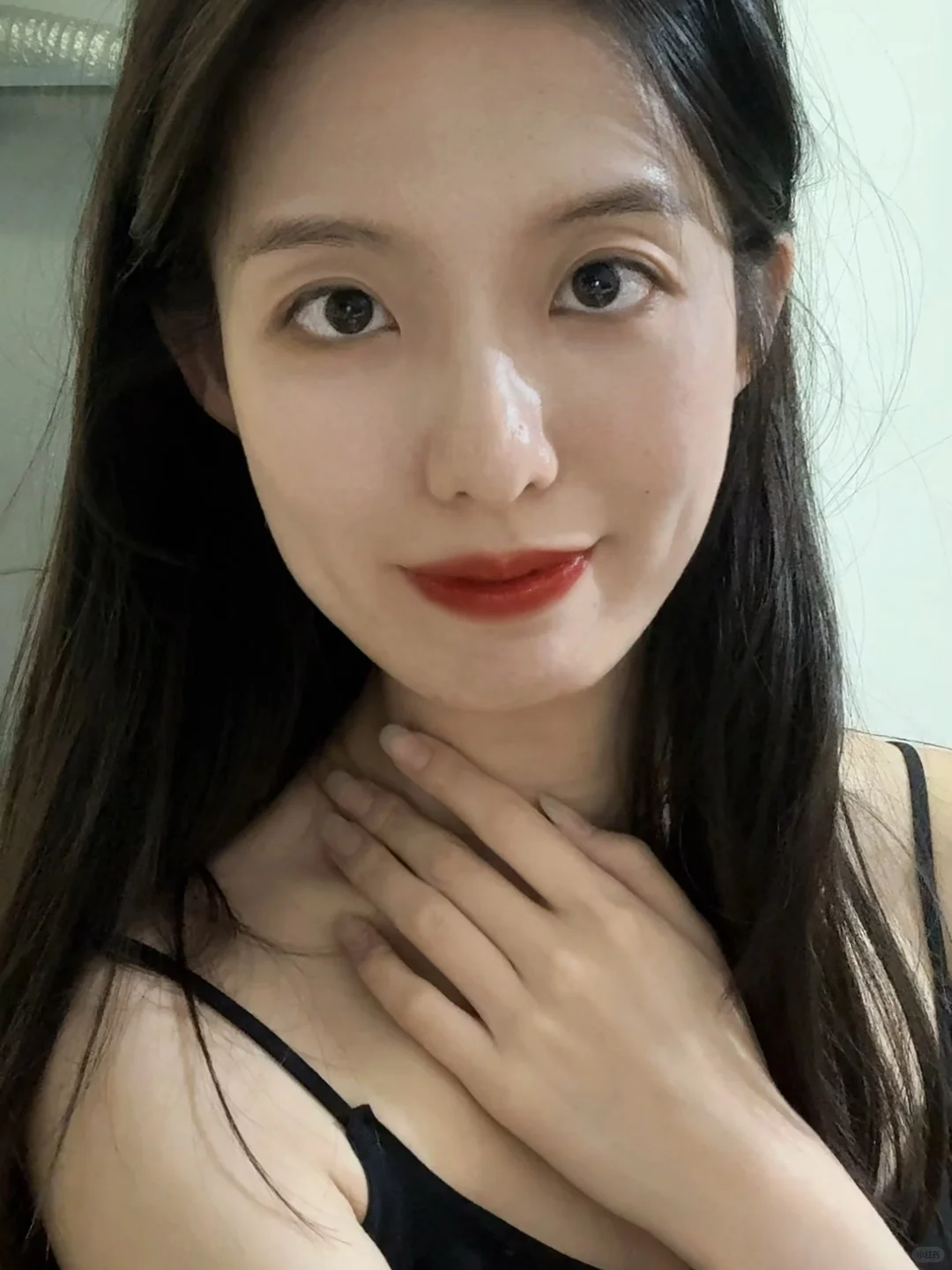 黑发红唇已足够明媚
