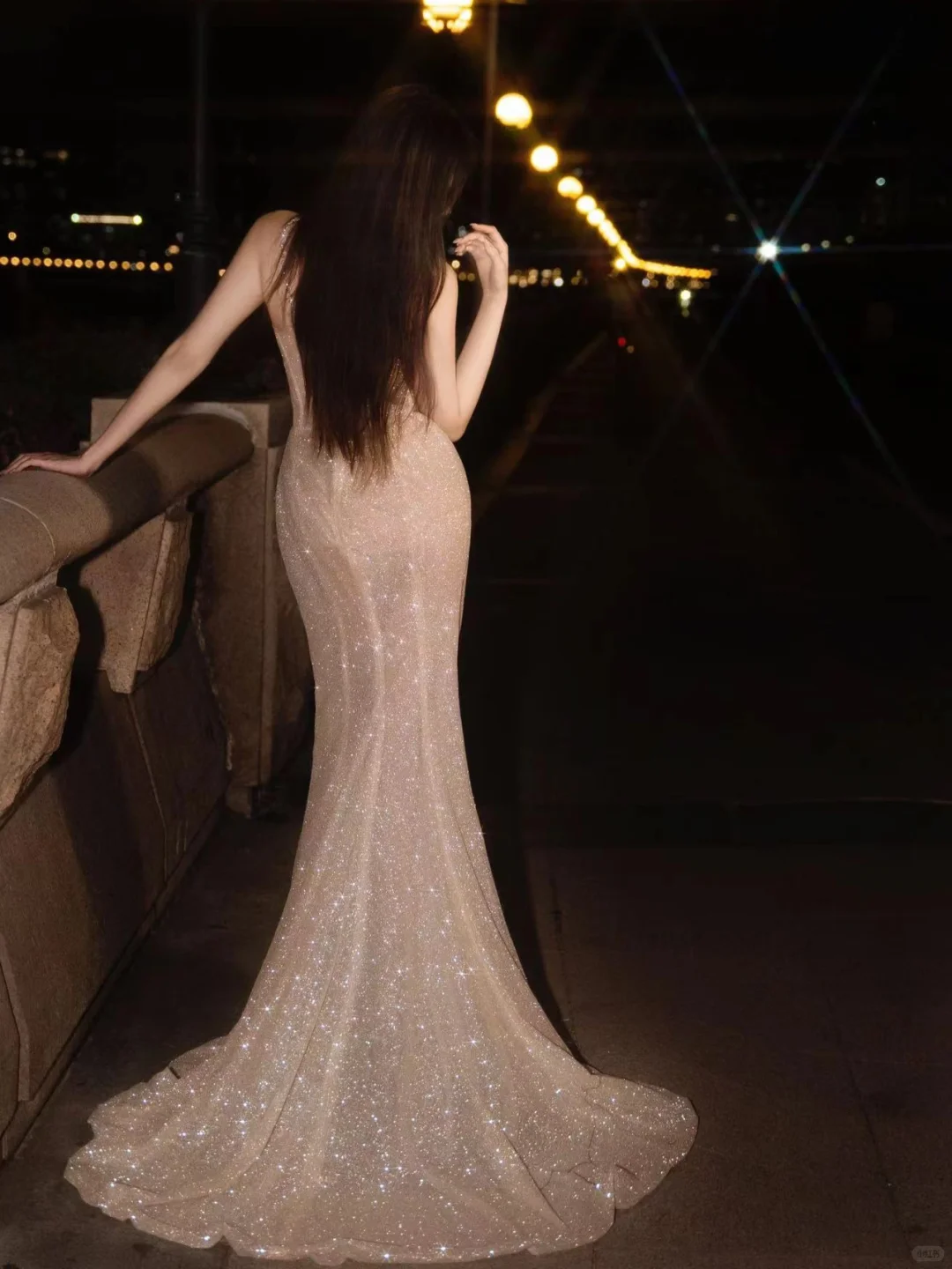江边的美神降临?吊带blingbling细闪礼服