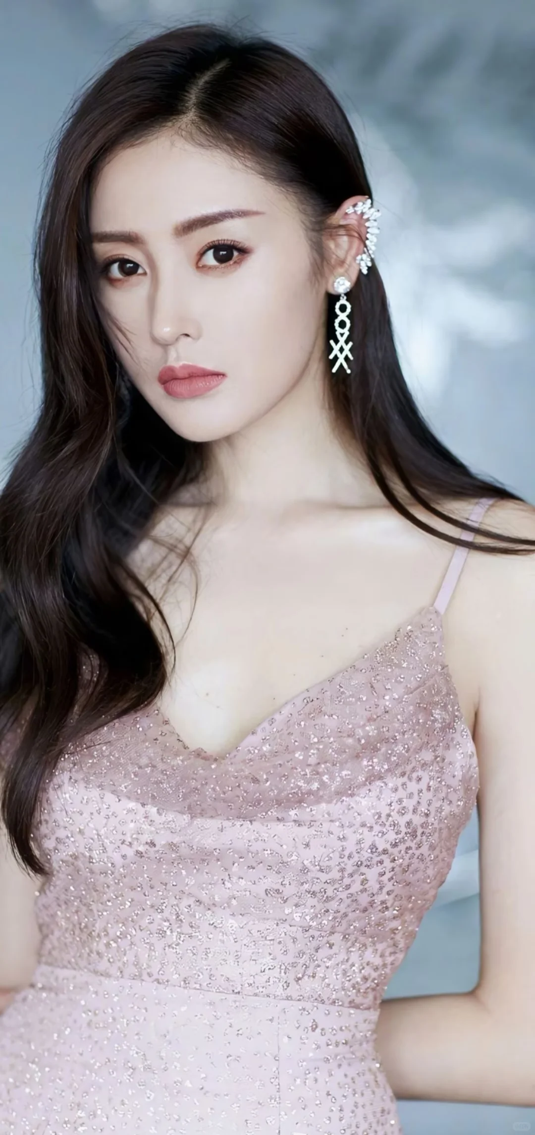 张天爱，以绝美身姿演绎时尚
