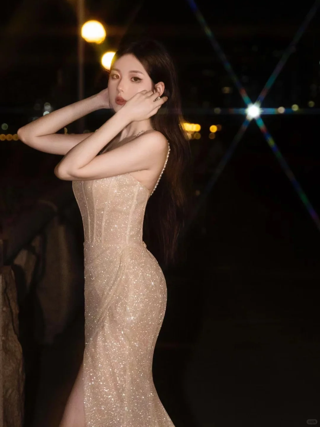 江边的美神降临?吊带blingbling细闪礼服