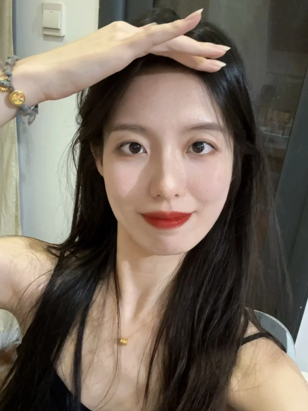 黑发红唇已足够明媚