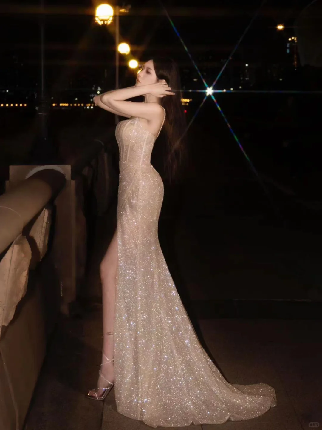 江边的美神降临?吊带blingbling细闪礼服