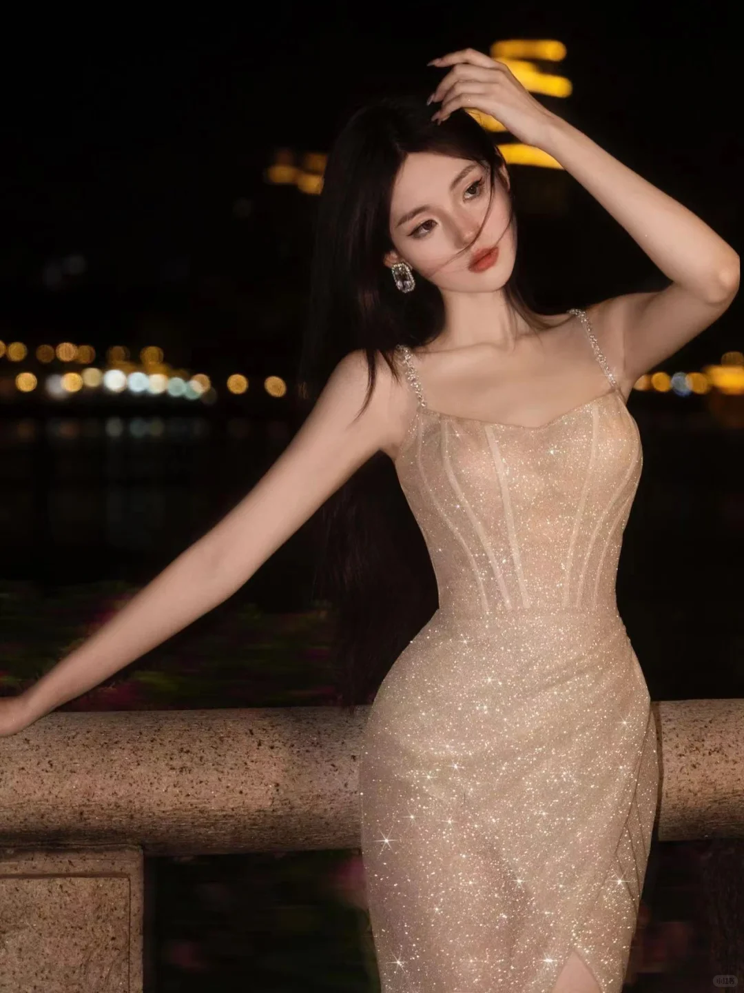 江边的美神降临?吊带blingbling细闪礼服