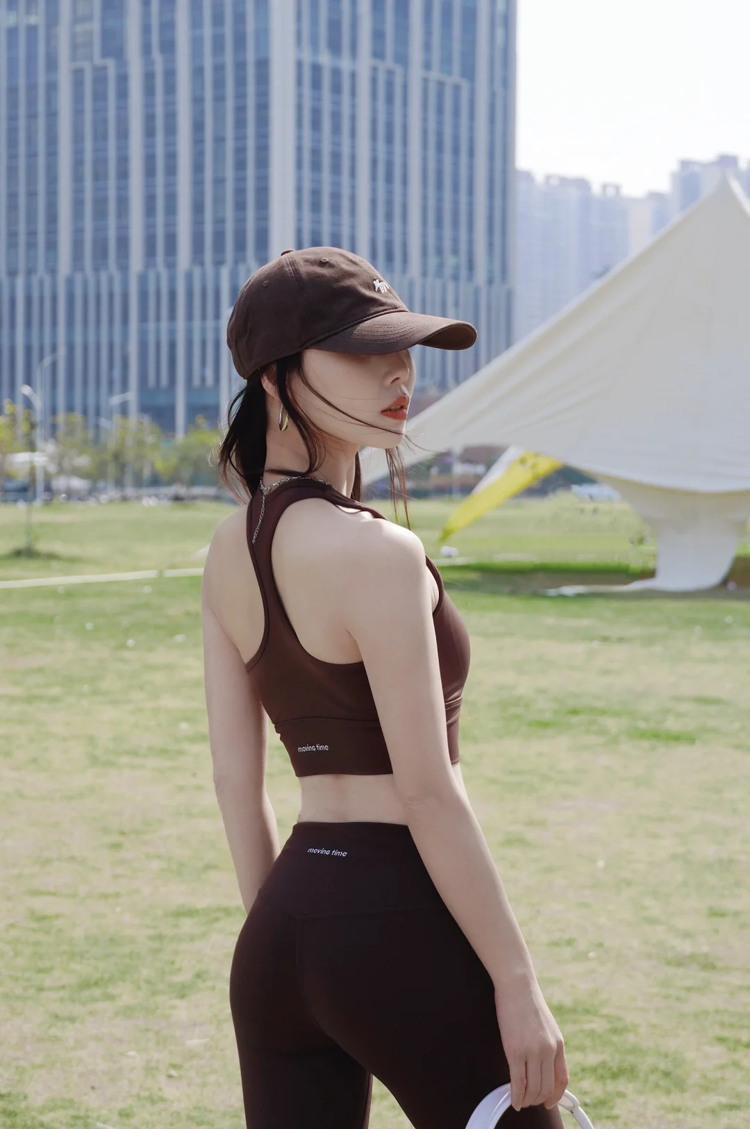早春瑜伽穿搭｜被问爆的「蒸馏咖啡色」健身服