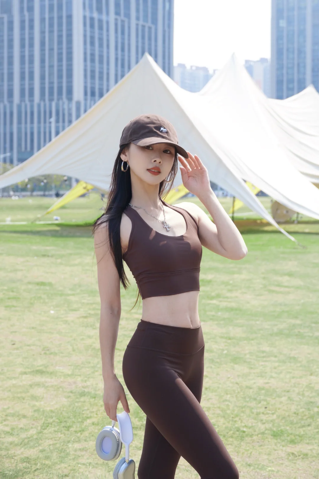 早春瑜伽穿搭｜被问爆的「蒸馏咖啡色」健身服