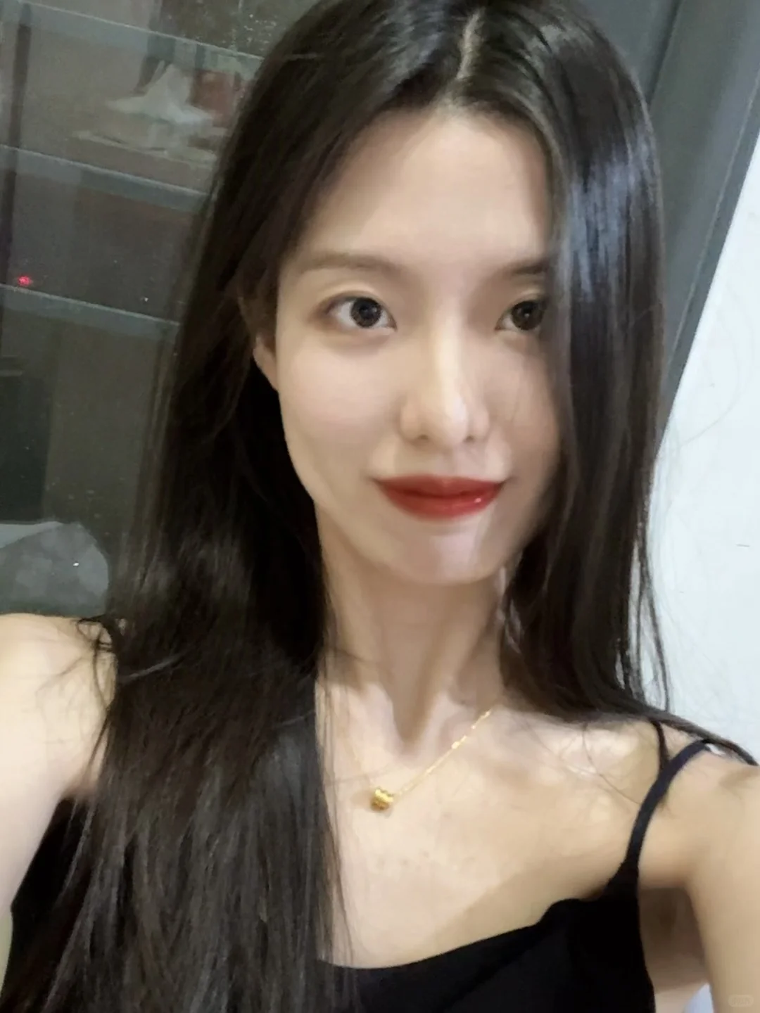 黑发红唇已足够明媚