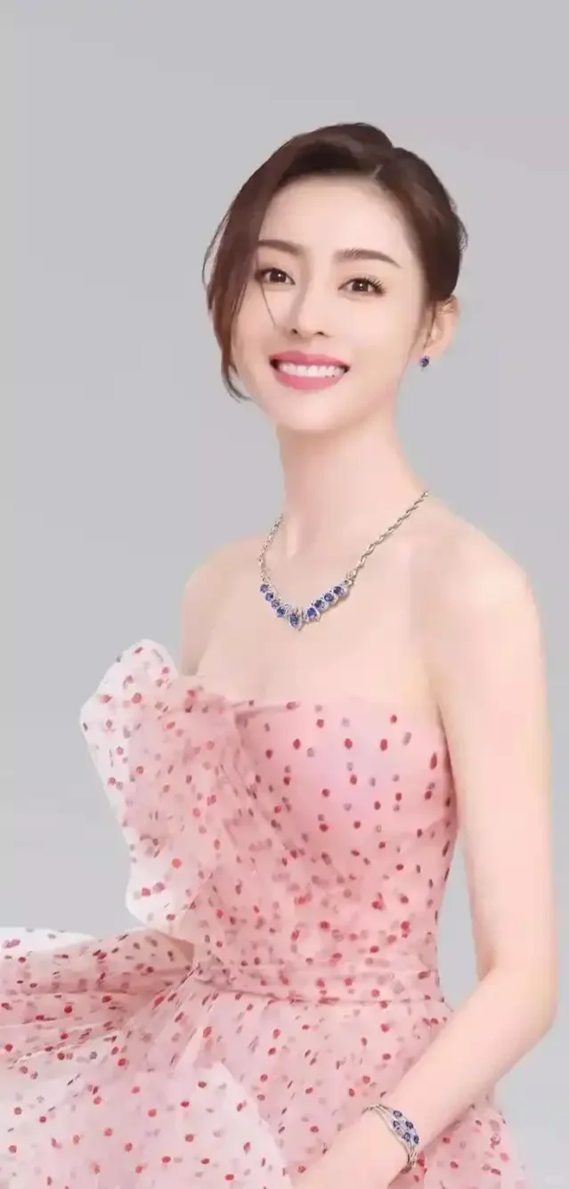 张天爱，以绝美身姿演绎时尚