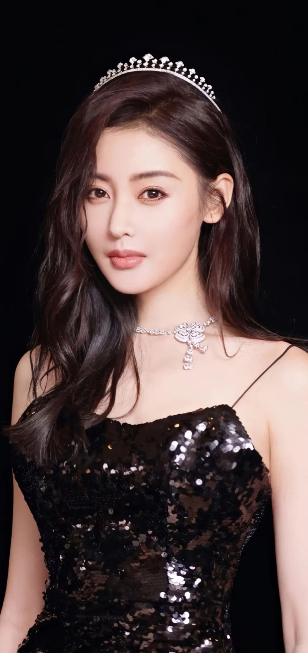 张天爱，以绝美身姿演绎时尚
