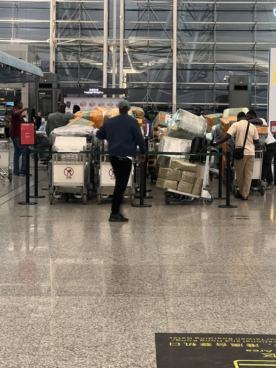 白云机场的黑哥们都是来广州进货的嘛