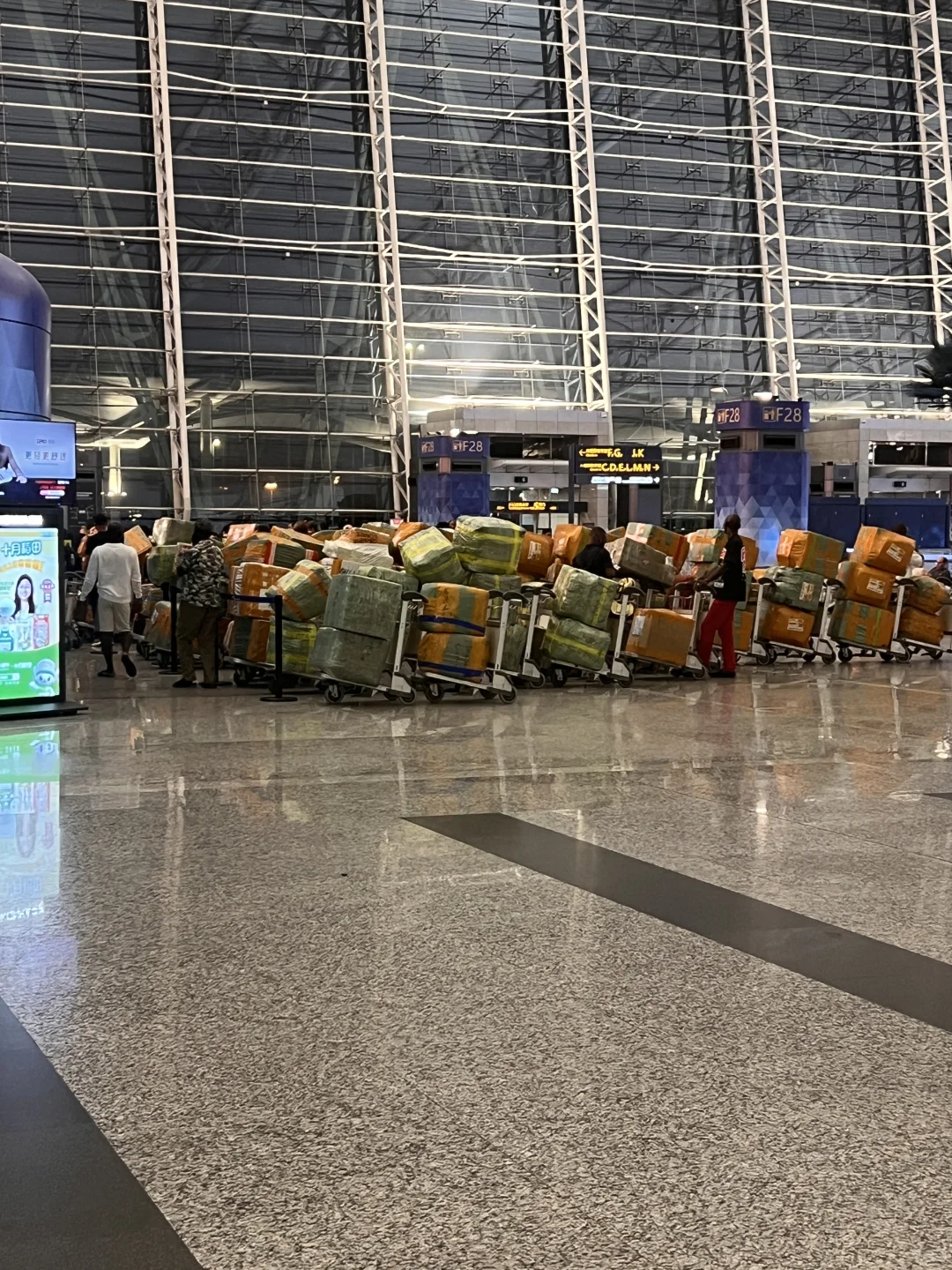 白云机场的黑哥们都是来广州进货的嘛