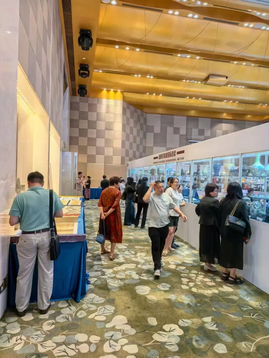 香港贝莱德拍卖会预展现场