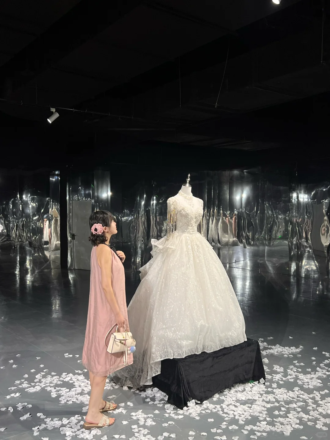 武汉新展｜《她要自己去买花》?巨新巨好拍～