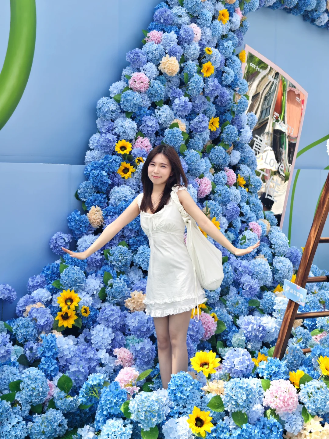 ?多巴胺蓝展美哭！?地铁口免费出片