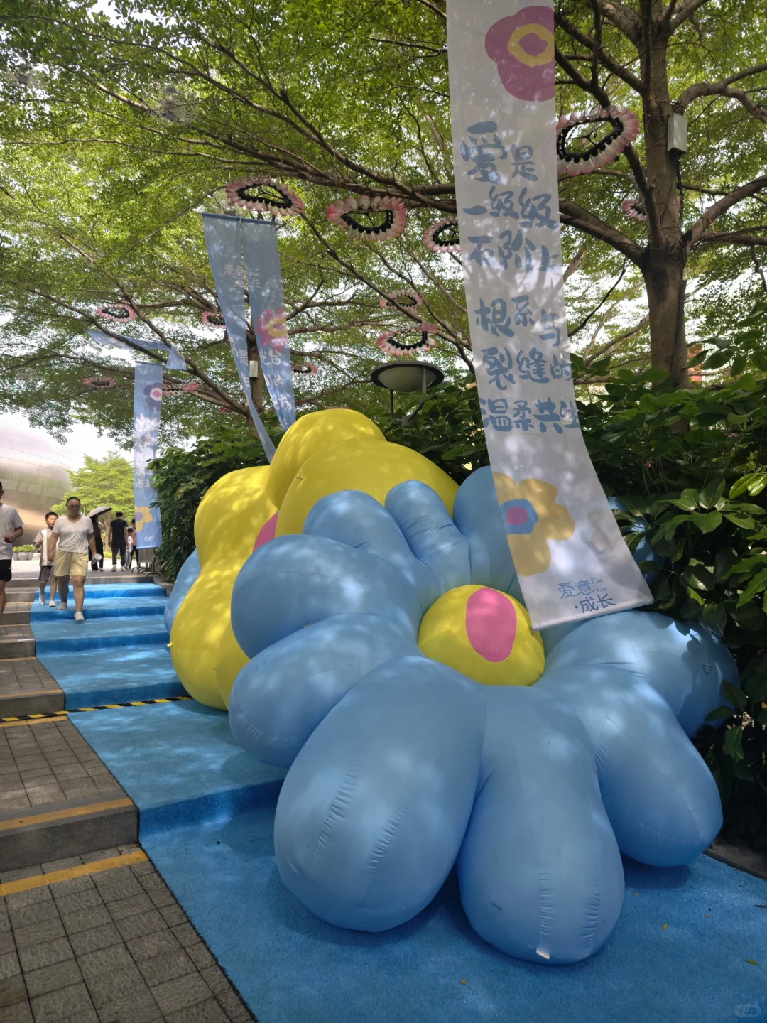 ?多巴胺蓝展美哭！?地铁口免费出片