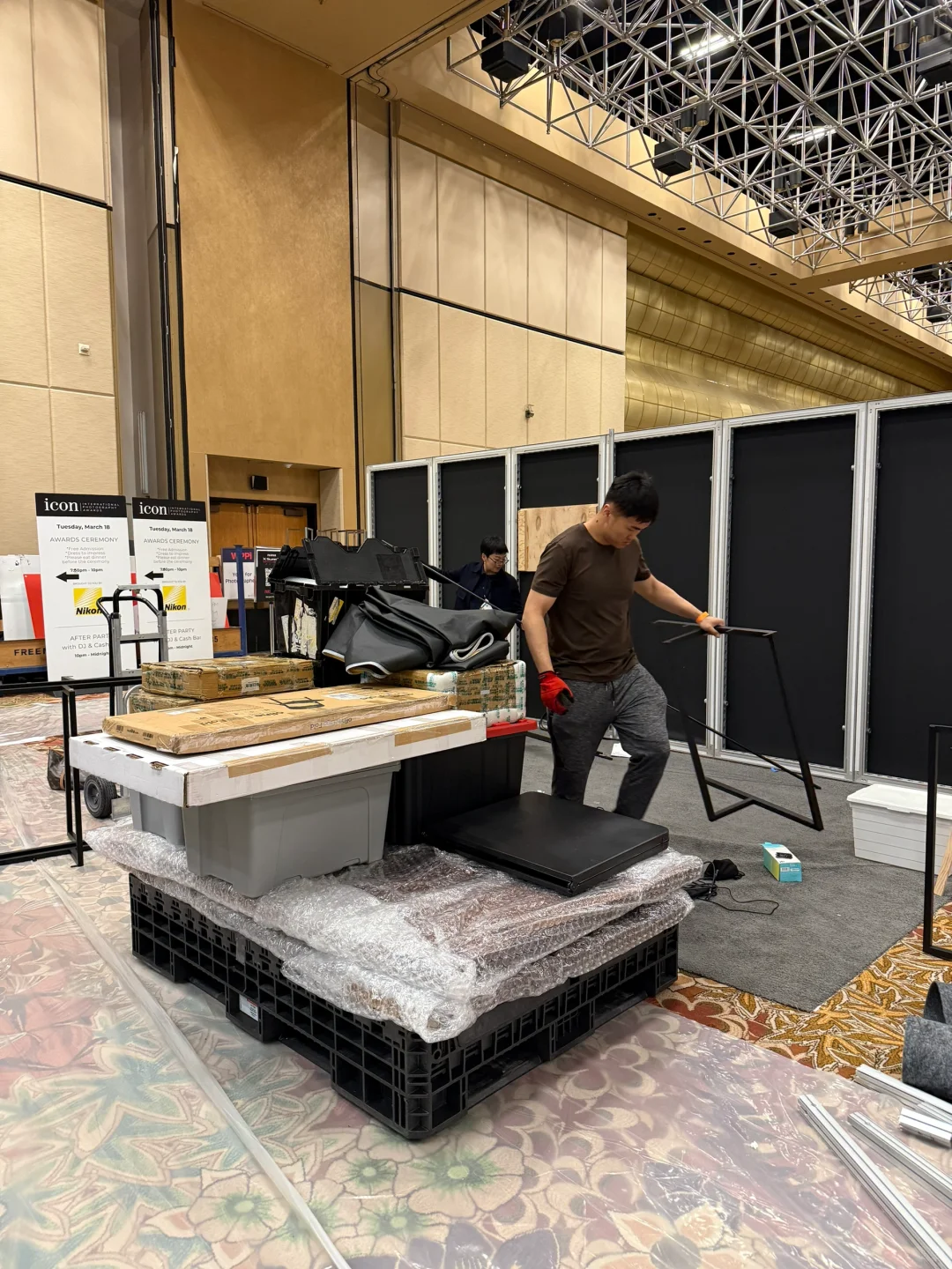 国际展会撤展，华人小哥救我于水火！