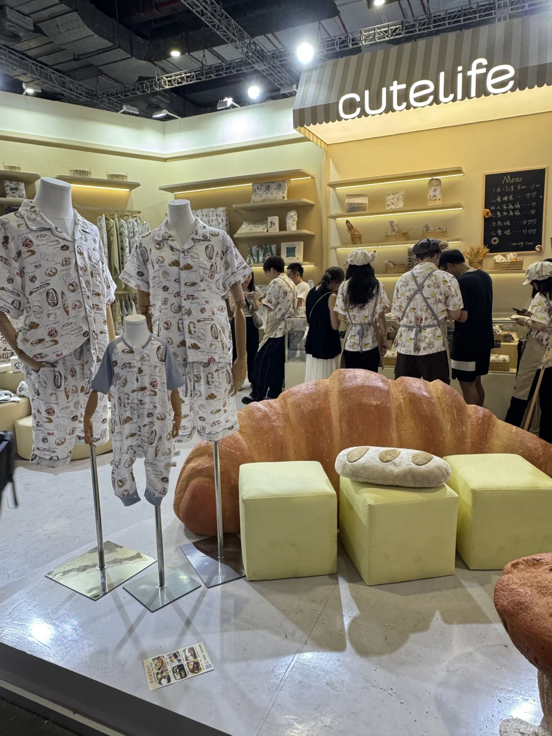 谁家展台这么火?？！