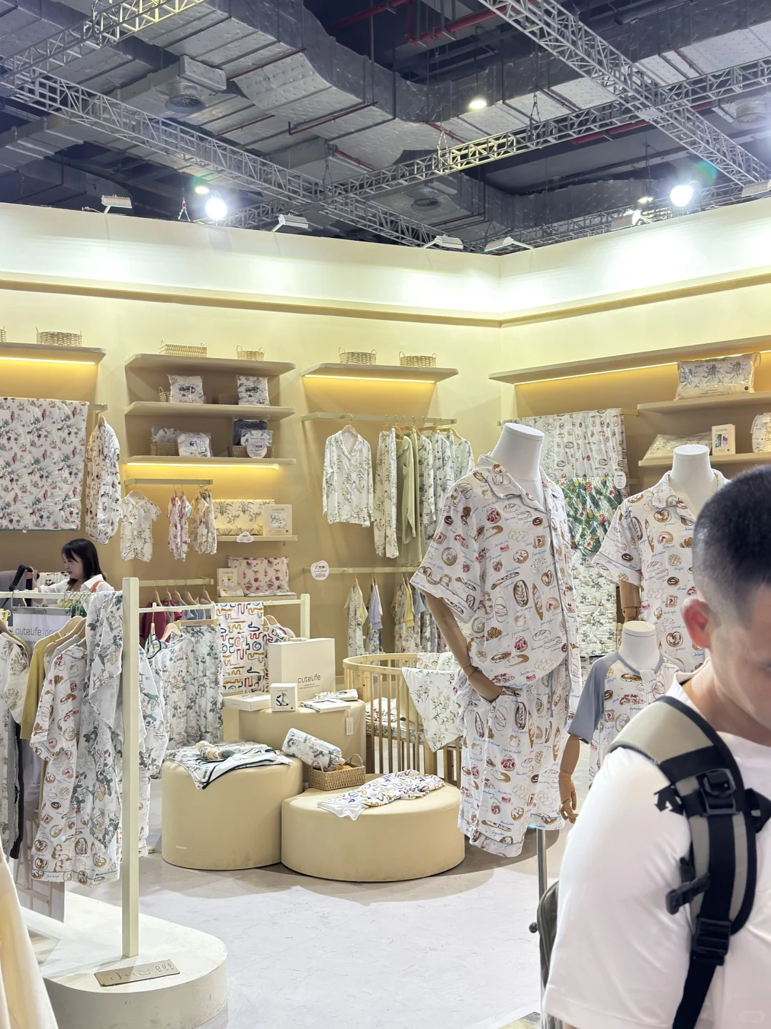 谁家展台这么火?？！