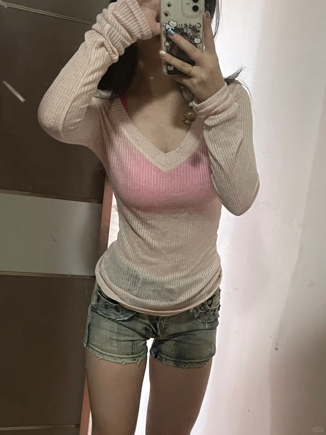粉色罩衫好有美女感