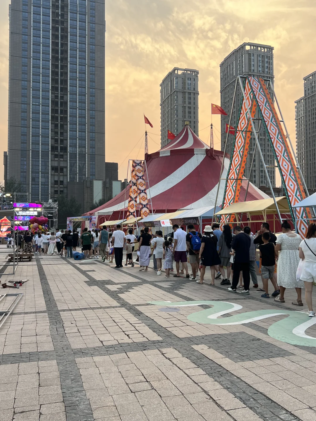 沈阳展览馆 这么多人在这干啥呢