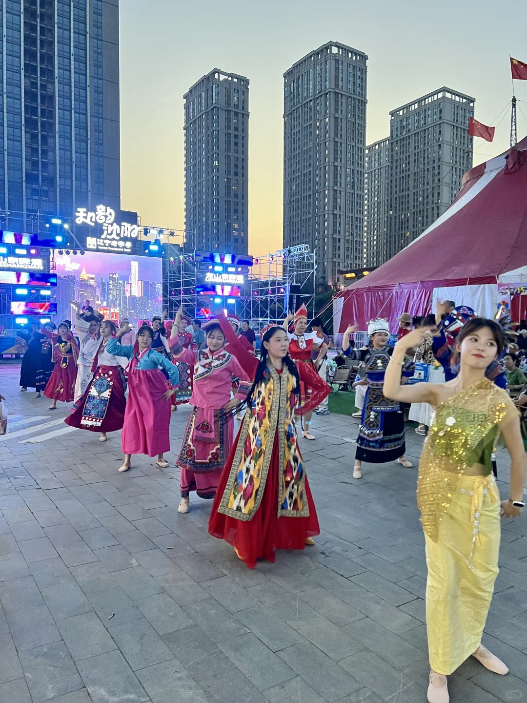 沈阳展览馆 这么多人在这干啥呢
