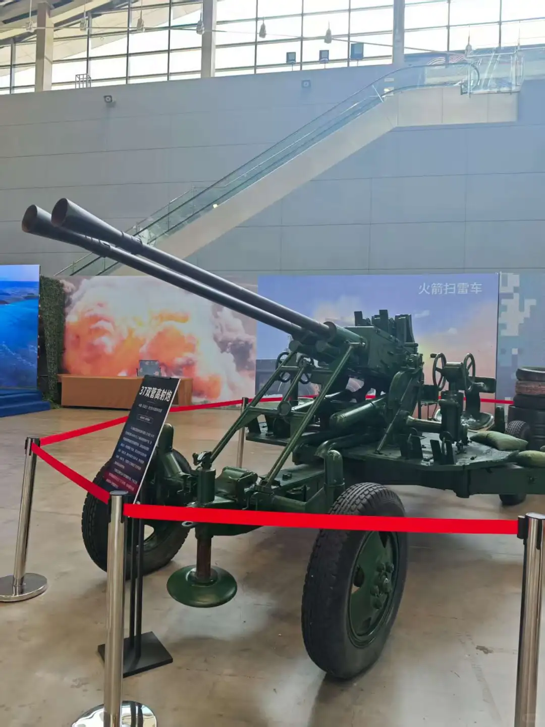 参观航空航天国防科普展正定站