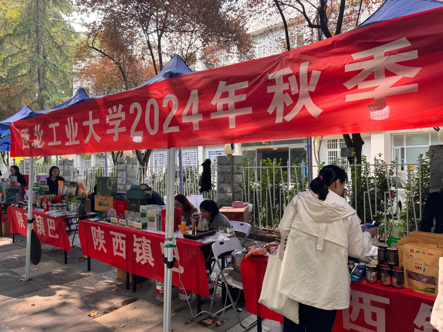 来逛学校的助农销售展啦?