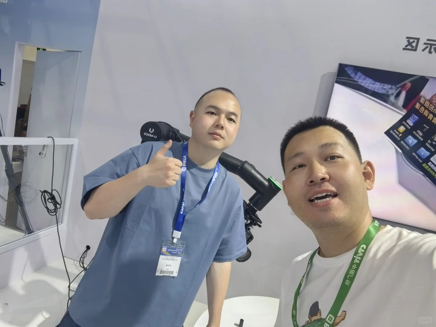 逛展会变成了网友见面会