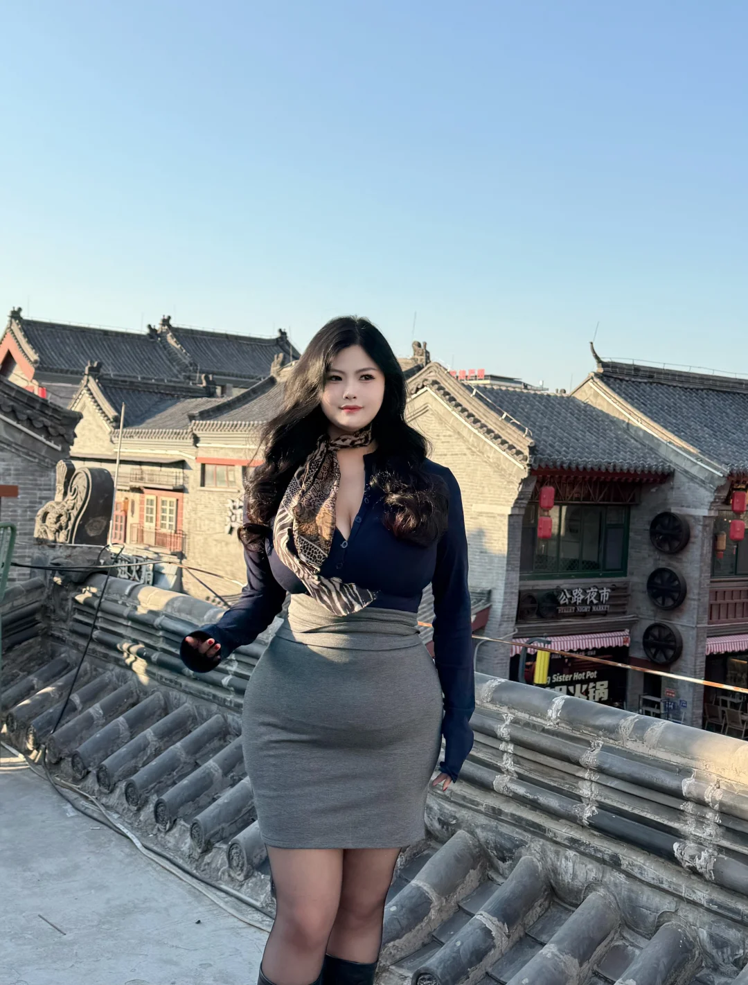 哪来的一见钟情 刚好那天穿了包臀裙