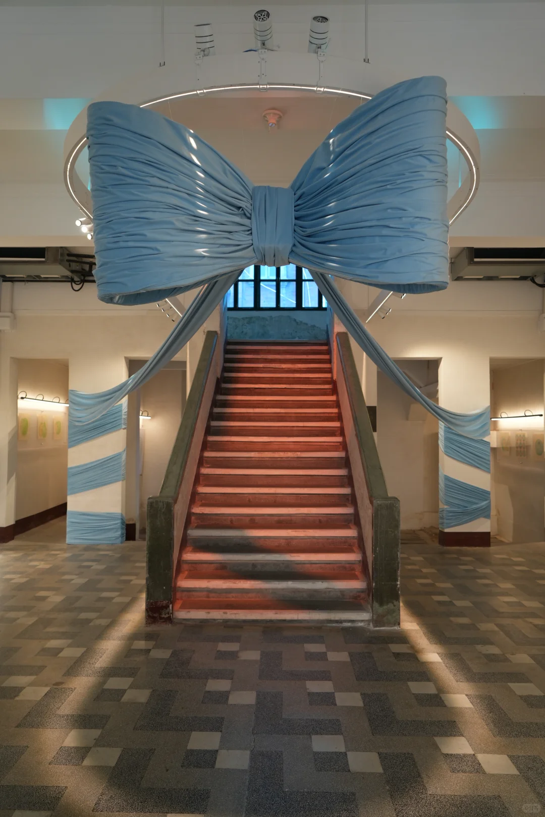 一个用蓝色讲幸福的展览，适合美陈人参考