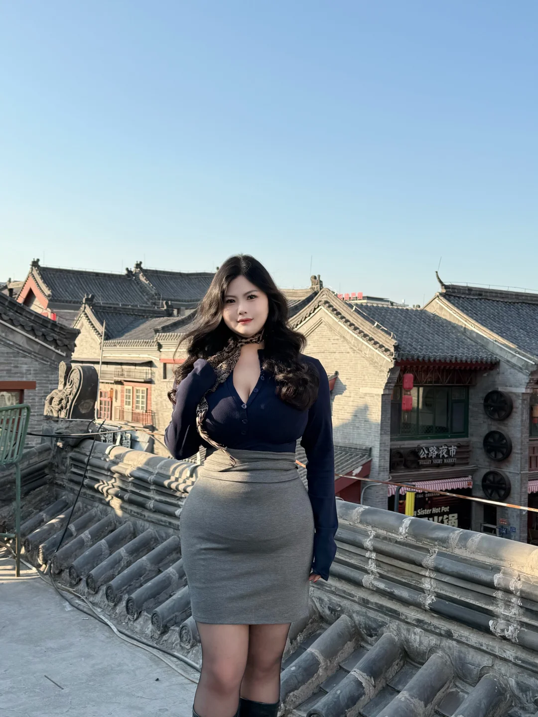 哪来的一见钟情 刚好那天穿了包臀裙