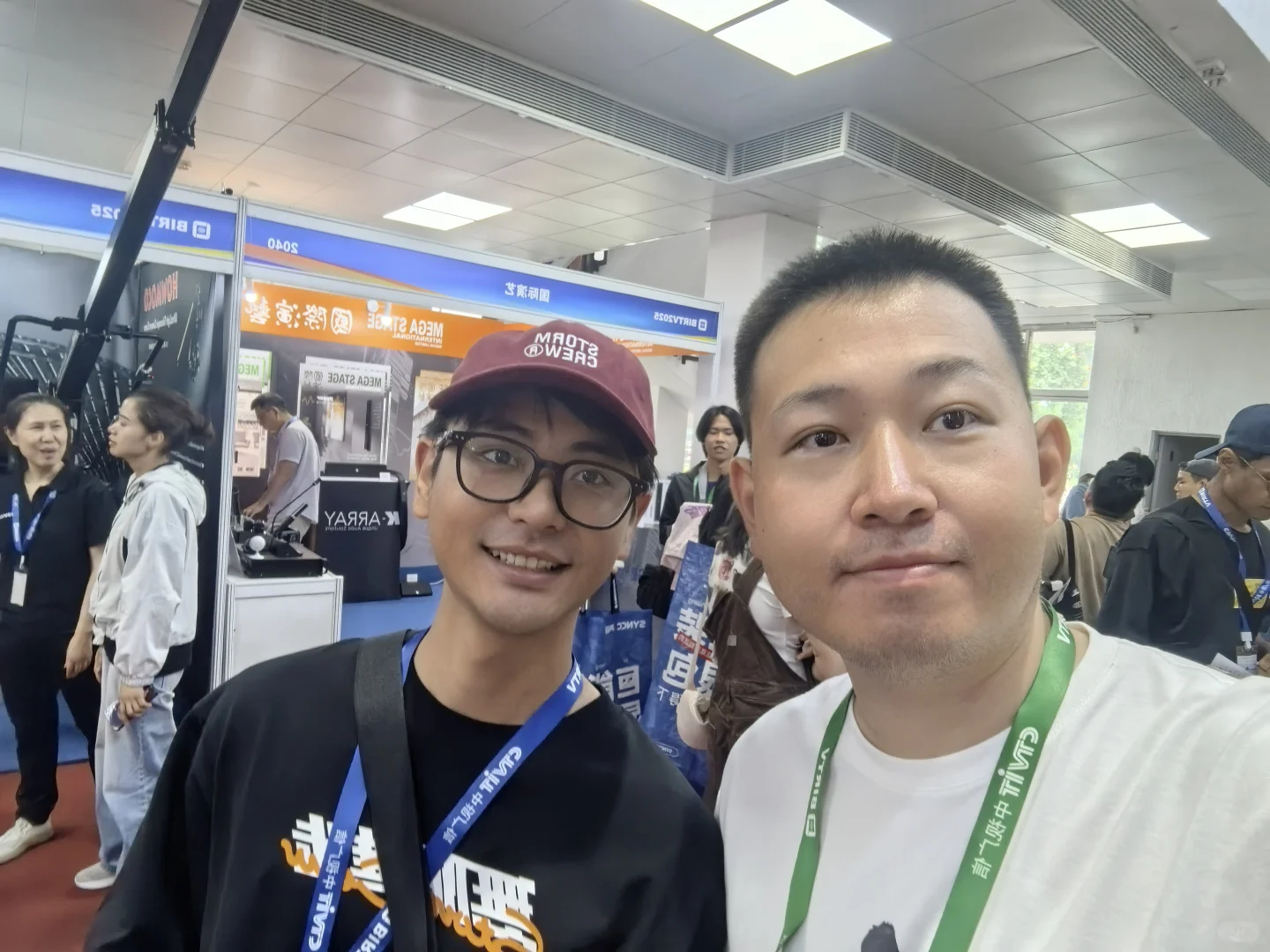 逛展会变成了网友见面会