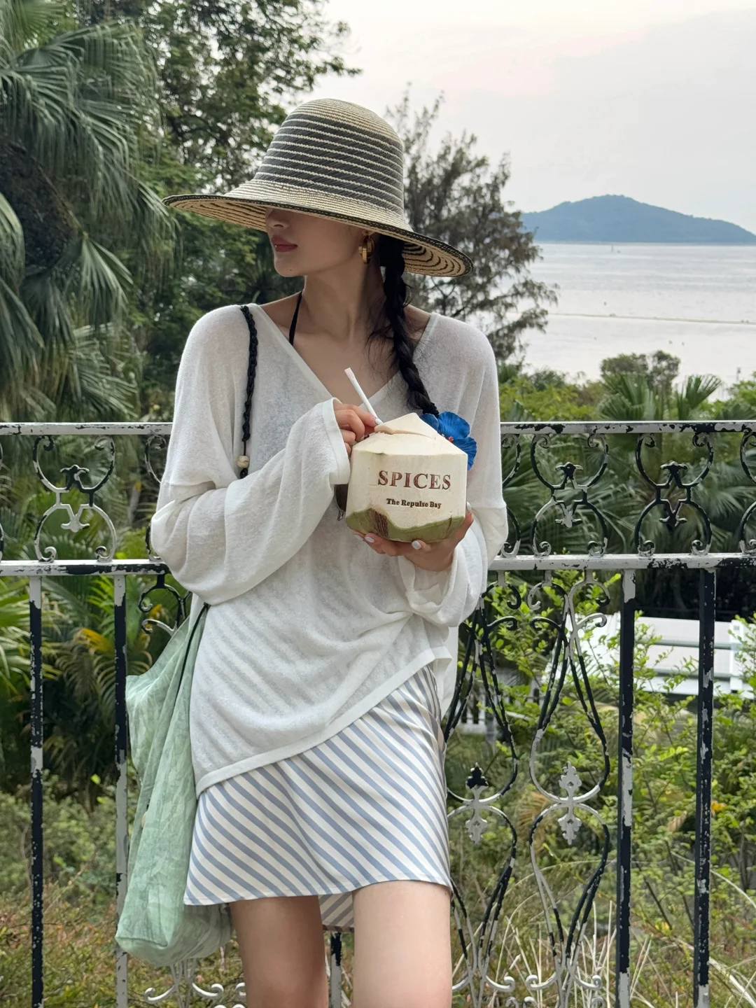 夏日海岛穿搭?白色罩衫给的慵懒松弛感