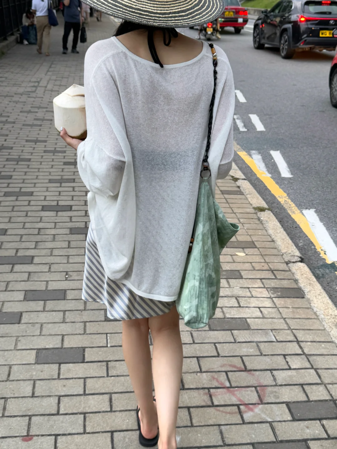 夏日海岛穿搭?白色罩衫给的慵懒松弛感