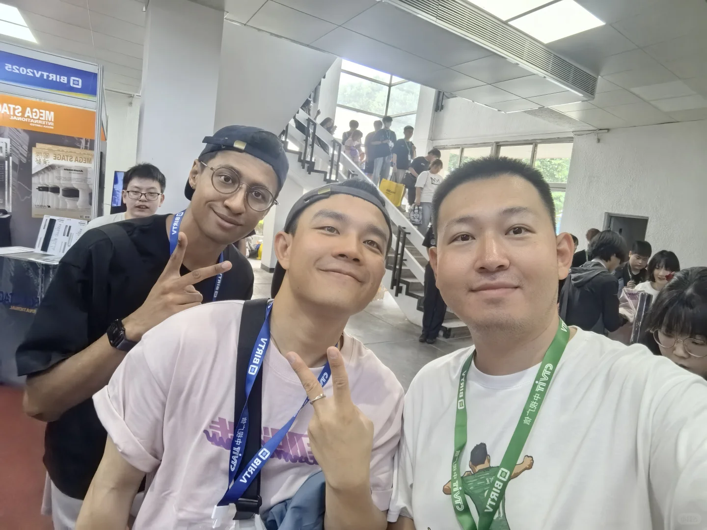 逛展会变成了网友见面会