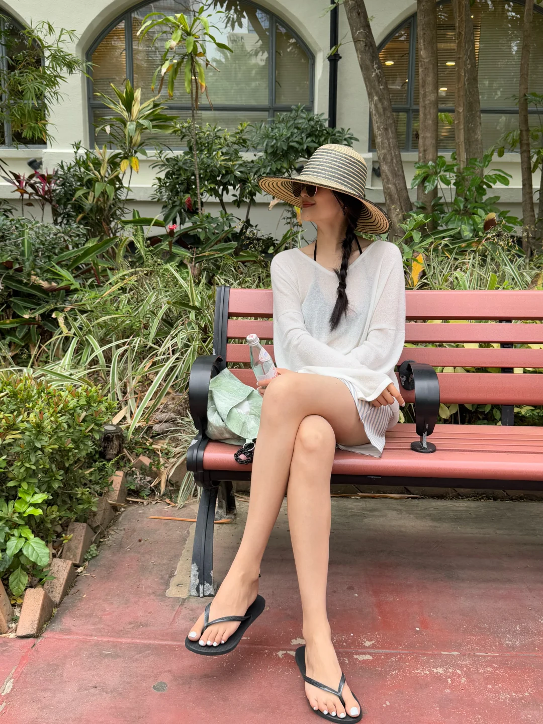 夏日海岛穿搭?白色罩衫给的慵懒松弛感