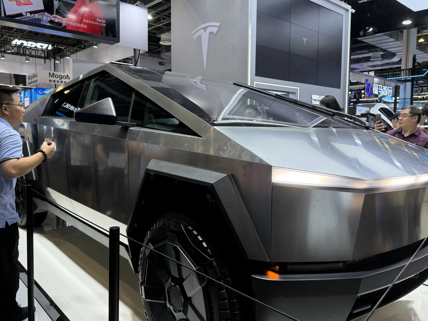 来上海看人工智能大会前喝了蜜雪怎么办?