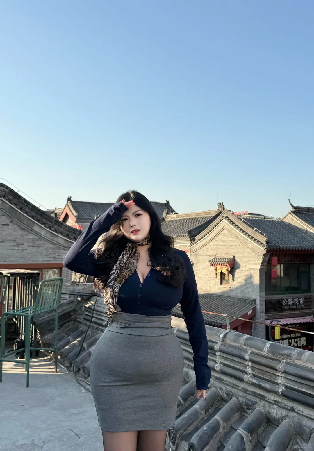 哪来的一见钟情 刚好那天穿了包臀裙