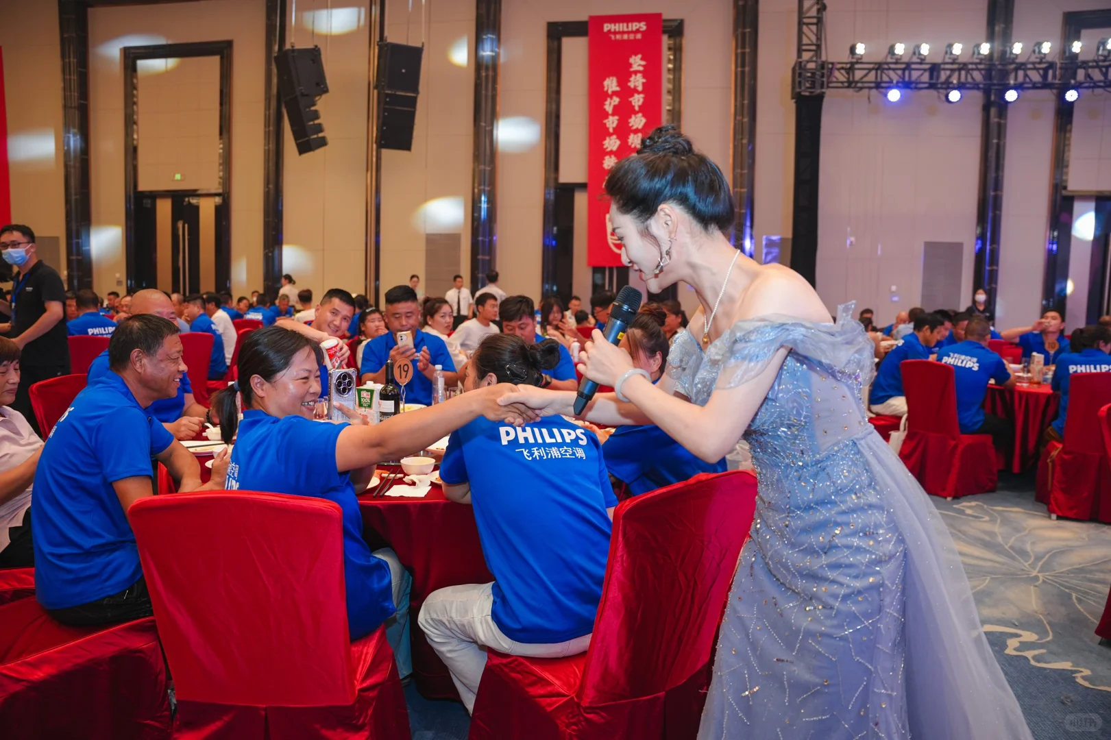 又做了一场800人的展销会