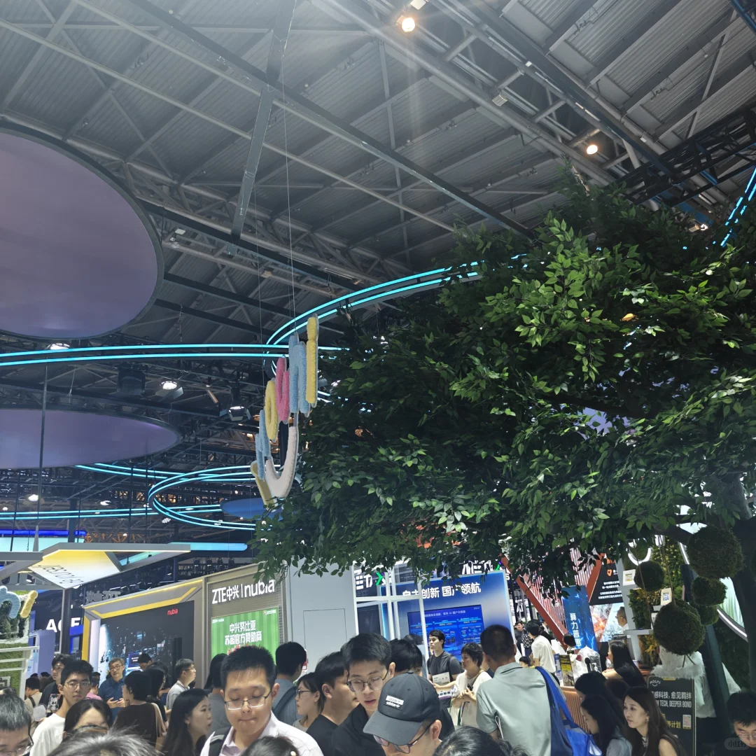 科技与萌趣的碰撞，展会中的诗意时光****