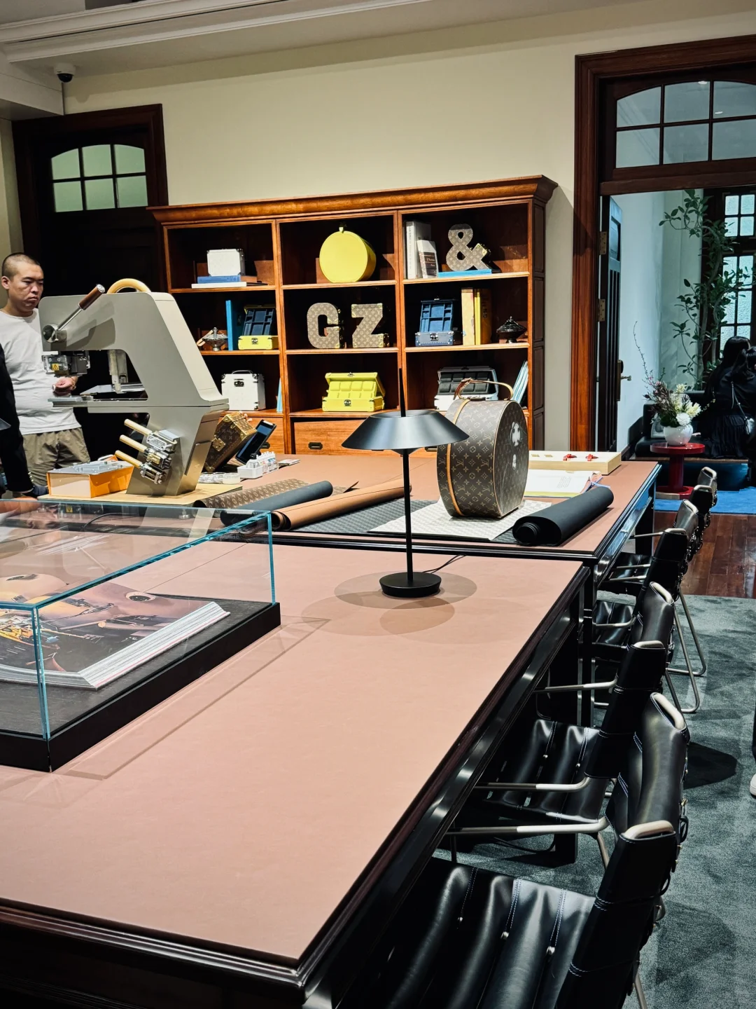 有广州沙面特色的lv硬箱展销会