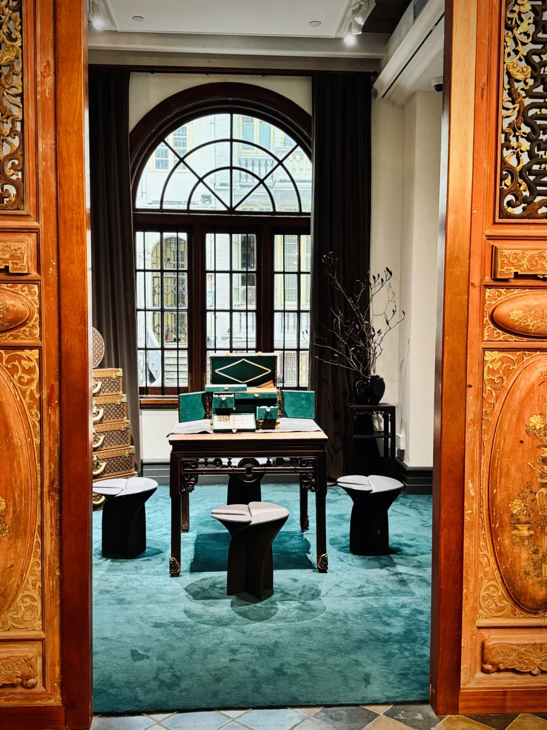 有广州沙面特色的lv硬箱展销会