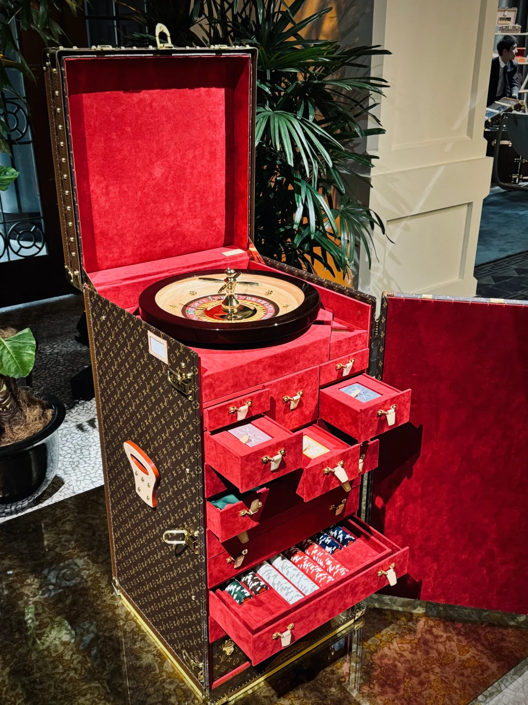 有广州沙面特色的lv硬箱展销会